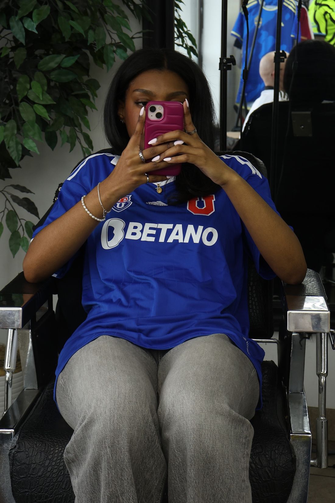 Mirror selfie in a Universidad de Chile jersey